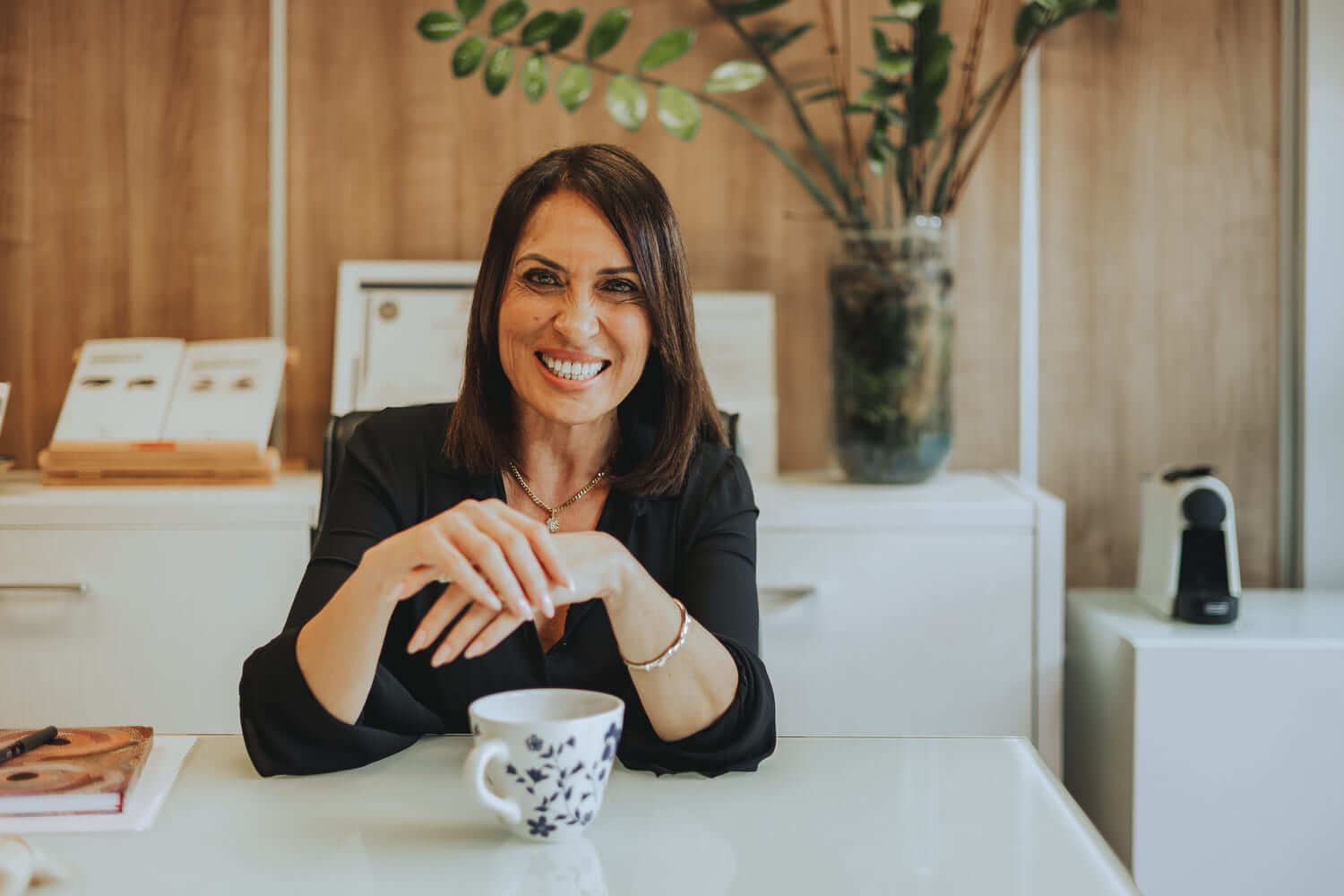 Emma sonriendo delante de una taza de té